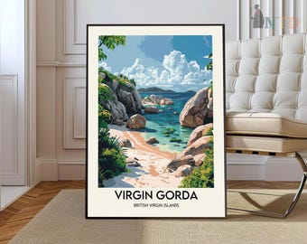 Pode incluir: Uma impressão artística emoldurada de Virgin Gorda, Ilhas Virgens Britânicas. A obra de arte retrata uma cena de praia com água turquesa, grandes rochas e vegetação verde exuberante sob um céu azul com nuvens brancas. O texto "VIRGIN GORDA" está na parte inferior.