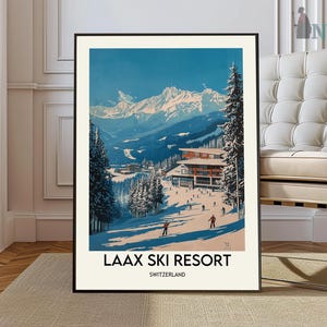 Puede incluir: Un póster de estilo vintage que anuncia la estación de esquí de Laax en Suiza. El póster presenta una escena de montaña nevada con esquiadores y una cabaña de esquí. El texto del póster dice "Laax Ski Resort, Suiza."