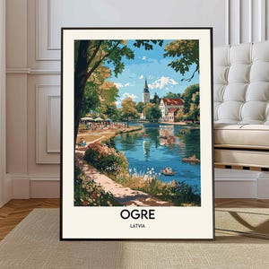 Peut inclure: Une affiche encadrée représentant une vue pittoresque d'Ogre, en Lettonie. L'œuvre d'art dépeint un lac serein avec des bateaux, une végétation luxuriante et des bâtiments sous un ciel bleu. Les mots "OGRE" et "LATVIA" sont imprimés en bas.