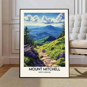 Könnte beinhalten: Ein Vintage-Poster mit einer malerischen Aussicht auf den Mount Mitchell in North Carolina. Das Poster zeigt einen gewundenen Pfad, der einen Berghang hinauf führt, mit üppigem Grün und einem blauen Himmel mit weißen Wolken. Der Text "Mount Mitchell, North Carolina" ist am unteren Rand des Posters gedruckt.