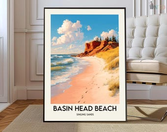 Może przedstawiać: Oprawiony wydruk artystyczny przedstawiający Basin Head Beach, z malowniczym krajobrazem nadmorskim. Grafika przedstawia piaszczystą plażę ze śladami stóp, falami oceanu i czerwonym klifem pod błękitnym niebem z chmurami. Tekst "BASIN HEAD BEACH" i "SINGING SANDS" znajduje się na dole.