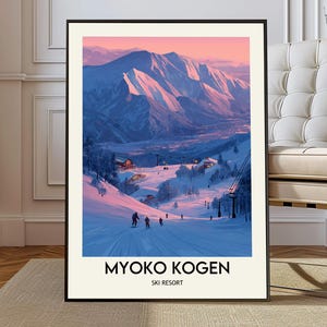 Puede incluir: Un póster enmarcado que presenta un paisaje invernal de la estación de esquí de Myoko Kogen. La obra de arte representa montañas cubiertas de nieve bajo un cielo rosa y azul, con esquiadores en una pendiente. El texto en la parte inferior dice "MYOKO KOGEN SKI RESORT."