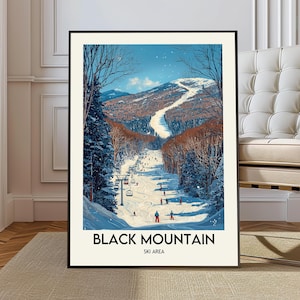 Könnte beinhalten: Ein gerahmter Kunstdruck des Skigebiets Black Mountain. Das Kunstwerk zeigt eine verschneite Berglandschaft mit Skifahrern, Skiliften und Bäumen. Der Text "BLACK MOUNTAIN SKI AREA" ist unten abgedruckt. Die Farbpalette umfasst Blau-, Weiß- und Brauntöne.
