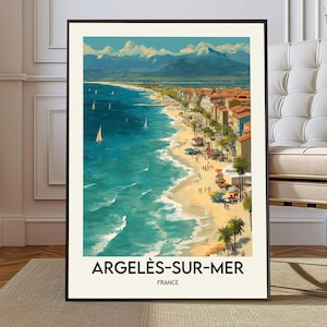 Könnte beinhalten: Ein gerahmter Kunstdruck von Argeles-Sur-Mer, Frankreich, mit einer Küstenlandschaft. Das Kunstwerk zeigt einen Strand mit türkisfarbenem Wasser, Segelbooten und Gebäuden mit roten Ziegeldächern. Der Text "ARGELES-SUR-MER FRANCE" steht unten.