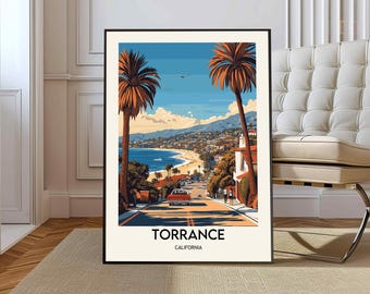 Pode incluir: Uma impressão artística emoldurada com uma cena costeira em Torrance, Califórnia. A obra de arte retrata uma estrada que leva a uma praia, com palmeiras, um carro vermelho e o texto "TORRANCE CALIFORNIA". O céu é azul com nuvens.
