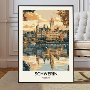 Puede incluir: Una impresión artística enmarcada que presenta una vista panorámica de Schwerin, Alemania, con una ilustración detallada de un castillo reflejado en el agua. La obra de arte tiene un estilo de cartel de viaje vintage, con una paleta de colores beige, marrón y azul. El texto "SCHWERIN GERMANY" está en la parte inferior.