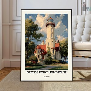 Op de afbeelding: Een ingelijste kunstdruk met de Grosse Point Lighthouse in Illinois. Het kunstwerk toont de vuurtoren met een witte toren, rood dak en groene bomen onder een bewolkte blauwe lucht. De tekst "Grosse Point Lighthouse Illinois" staat onderaan.