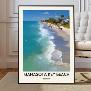 Puede incluir: Una impresión enmarcada de Manasota Key Beach en Florida. La obra de arte representa una escena de playa vibrante con agua turquesa, olas blancas y una orilla arenosa. El cielo es azul con algunas nubes. La impresión está enmarcada en negro con el texto "Manasota Key Beach Florida".