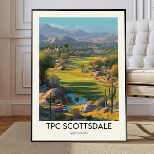 Può includere: Stampa artistica incorniciata del campo da golf TPC Scottsdale. Il paesaggio presenta un vivace campo da golf verde, un fiume e vegetazione desertica. Lo sfondo mostra montagne sotto un cielo blu. Il testo "TPC SCOTTSDALE GOLF COURSE" è in basso.