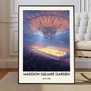 Puede incluir: Una impresión artística enmarcada de Madison Square Garden en Nueva York. La imagen representa el interior del estadio con una cancha de baloncesto y espectadores. La obra de arte tiene una paleta de colores cálidos con tonos naranja, azul y amarillo. El texto "MADISON SQUARE GARDEN NEW YORK" está en la parte inferior.