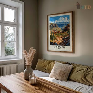 Peut inclure: Une affiche encadr&eacute;e pour Chihuahua, Mexique, est accroch&eacute;e au mur au-dessus d'un canap&eacute;. L'affiche pr&eacute;sente une vue panoramique d'un canyon avec un sentier, des cactus et des montagnes. La pi&egrave;ce comprend &eacute;galement une table en bois, un vase avec des plantes s&eacute;ch&eacute;es et un bougeoir d&eacute;coratif.