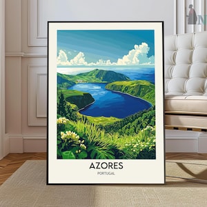 Peut inclure: Une affiche encadrée représentant un paysage des Açores, Portugal. L'œuvre d'art montre un lac bleu paisible entouré de collines verdoyantes sous un ciel bleu clair avec des nuages blancs. Le mot "AZORES" et "PORTUGAL" sont imprimés en bas.