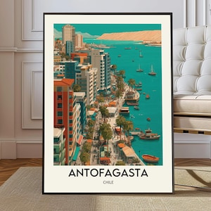Op de afbeelding: Een ingelijste kunstdruk van Antofagasta, Chili, met een kuststad met gebouwen, boten en palmbomen. Het kunstwerk heeft een vintage stijl met een turquoise zee en een beige rand. De naam van de stad staat vetgedrukt.