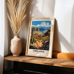 Peut inclure: Une affiche encadr&eacute;e repr&eacute;sentant un paysage de Chihuahua, au Mexique. L'&oelig;uvre d'art montre un paysage d&eacute;sertique avec un canyon, des montagnes et un ciel bleu nuageux. L'impression est dans un cadre en bois clair et est expos&eacute;e sur une &eacute;tag&egrave;re tress&eacute;e.
