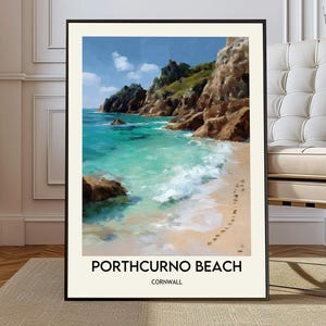 Pode incluir: Uma impressão artística emoldurada da praia de Porthcurno na Cornualha. A obra retrata um oceano turquesa, uma praia arenosa e falésias rochosas sob um céu azul. A impressão inclui o texto "Porthcurno Beach" e "Cornwall".