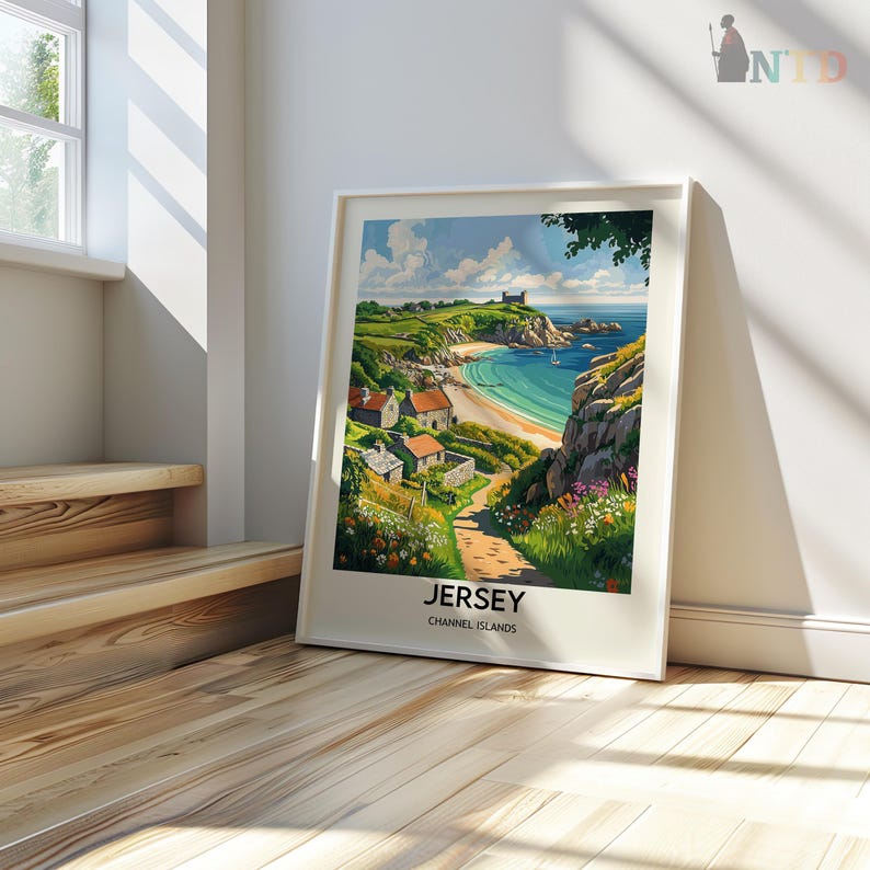 Pu&ograve; includere: Un poster vintage di viaggio che presenta una vista panoramica di una spiaggia a Jersey, Isole del Canale. Il poster ha uno schema di colori blu, verde e bianco e presenta un piccolo villaggio, una costa rocciosa e un oceano blu chiaro.
