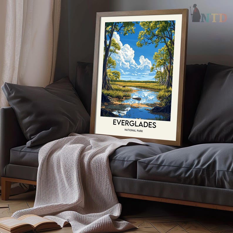 Op de afbeelding: Een vintage poster met een schilderachtig uitzicht op het Everglades National Park. De poster toont een blauwe lucht met witte wolken, weelderige groene bomen en een rustige rivier die door het landschap stroomt. De tekst "Everglades National Park" staat onderaan de poster gedrukt.