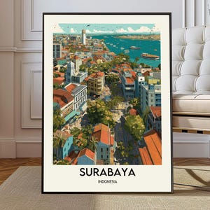 Peut inclure: Une affiche encadrée représentant une illustration de Surabaya, Indonésie. L'œuvre d'art montre un paysage urbain avec des bâtiments aux toits rouges, de la verdure et une étendue d'eau avec des bateaux. Le mot "SURABAYA" et "INDONESIA" sont imprimés en bas.