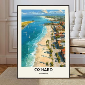 Może przedstawiać: Oprawiony wydruk artystyczny z Oxnard w Kalifornii, przedstawiający krajobraz nadmorski. Grafika przedstawia plażę z turkusową wodą, żaglówkami i drogą z budynkami i palmami. Tekst "OXNARD CALIFORNIA" znajduje się na dole.