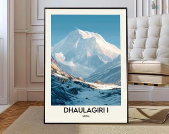 Peut inclure: Une affiche encadrée représentant un paysage de montagne enneigée sous un ciel bleu clair. L'œuvre d'art affiche le texte "DHAULAGIRI I NEPAL" en bas. Des drapeaux de prière colorés ornent le sentier de montagne, ajoutant une touche vibrante à la scène.