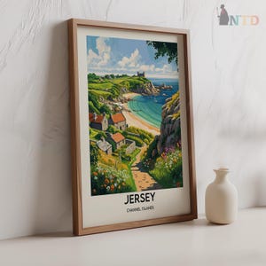 Pu&ograve; includere: Un poster vintage di viaggio che presenta una vista panoramica di una citt&agrave; costiera a Jersey, Isole del Canale. Il poster raffigura un sentiero tortuoso che conduce a una spiaggia con acqua turchese e un piccolo edificio in pietra in lontananza. Il testo "JERSEY CHANNEL ISLANDS" &egrave; stampato nella parte inferiore del poster.