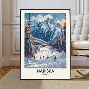Pode incluir: Uma impressão artística emoldurada com uma paisagem de inverno com esquiadores em uma encosta nevada. A obra de arte retrata uma cordilheira com picos cobertos de neve e árvores perenes. Inclui o texto "NAKISKA SKI AREA".