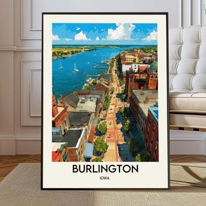 Può includere: Una stampa d'arte verticale incorniciata che presenta un'illustrazione stilizzata di Burlington, Iowa. L'immagine raffigura un paesaggio urbano lungo il fiume con edifici in mattoni rossi, una strada pedonale e barche a vela su acqua blu. Testo BURLINGTON IOWA.