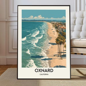Może przedstawiać: Oprawiony wydruk artystyczny z Oxnard w Kalifornii, przedstawiający scenę na plaży z turkusowymi falami, piaszczystym brzegiem i palmami. Grafika przedstawia błękitne niebo z chmurami i tekst "OXNARD CALIFORNIA" na dole.