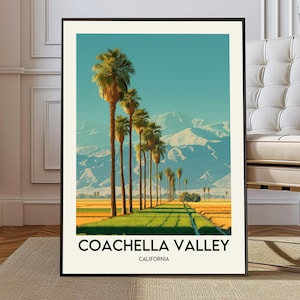 Könnte beinhalten: Ein gerahmtes vertikales Poster mit einer Landschaftsillustration des Coachella Valley in Kalifornien. Das Kunstwerk zeigt eine Reihe hoher Palmen, die zu fernen Bergen führen, mit goldenen Feldern und grünem Gras, beschriftet mit dem Text Coachella Valley California.