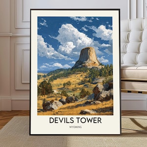 Puede incluir: Impresión artística enmarcada que presenta una pintura de paisaje de Devils Tower en Wyoming. La obra de arte representa la icónica formación rocosa bajo un cielo azul con nubes blancas y esponjosas. Incluye el texto "DEVILS TOWER WYOMING".