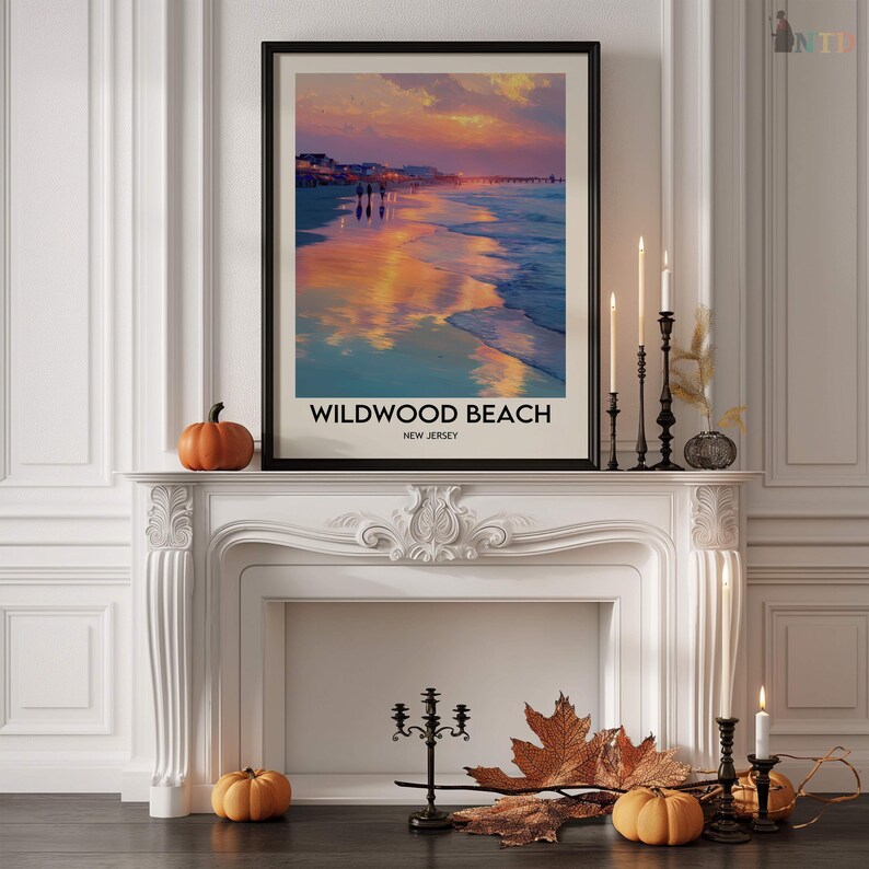 K&ouml;nnte beinhalten: Ein gerahmter Druck von Wildwood Beach, New Jersey, mit einem Sonnenuntergang &uuml;ber dem Meer. Das Kunstwerk wird &uuml;ber einem wei&szlig;en Kamin ausgestellt, der mit K&uuml;rbissen, Kerzen und Herbstlaub dekoriert ist. Der Druck hat einen schwarzen Rahmen.