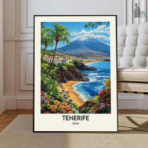 Puede incluir: Un póster colorido con una vista panorámica de Tenerife, España. El póster presenta una ladera de montaña verde y exuberante con palmeras, una playa y un océano azul. El texto "Tenerife, España" está impreso en la parte inferior del póster.