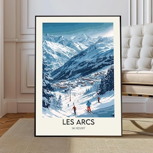Puede incluir: Una impresión artística enmarcada de una escena de estación de esquí invernal. La obra de arte representa montañas cubiertas de nieve, un pueblo y esquiadores en una pendiente. El texto "LES ARCS SKI RESORT" está en la parte inferior. La paleta de colores incluye tonos de azul, blanco y marrón.