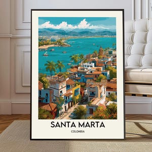 Puede incluir: Una impresión artística enmarcada de Santa Marta, Colombia, que presenta una vibrante escena costera. La obra de arte representa edificios coloridos, palmeras y barcos en el agua turquesa. El texto "SANTA MARTA COLOMBIA" se muestra en la parte inferior.
