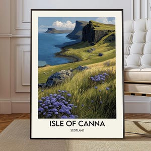 Könnte beinhalten: Ein gerahmter vertikaler Wandkunstdruck mit einer Landschaftsillustration der Isle of Canna, Schottland. Die Szene zeigt eine grasbewachsene Küste mit violetten Wildblumen im Vordergrund, blauem Wasser und Klippen. Der Text lautet ISLE OF CANNA SCOTLAND.