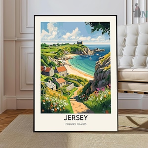 Pu&ograve; includere: Un poster vintage di viaggio con un'illustrazione colorata di una scena costiera a Jersey, Isole del Canale. Il poster raffigura un piccolo villaggio con case, una baia con una spiaggia e un castello su una collina. Il testo "Jersey, Isole del Canale" &egrave; stampato nella parte inferiore del poster.