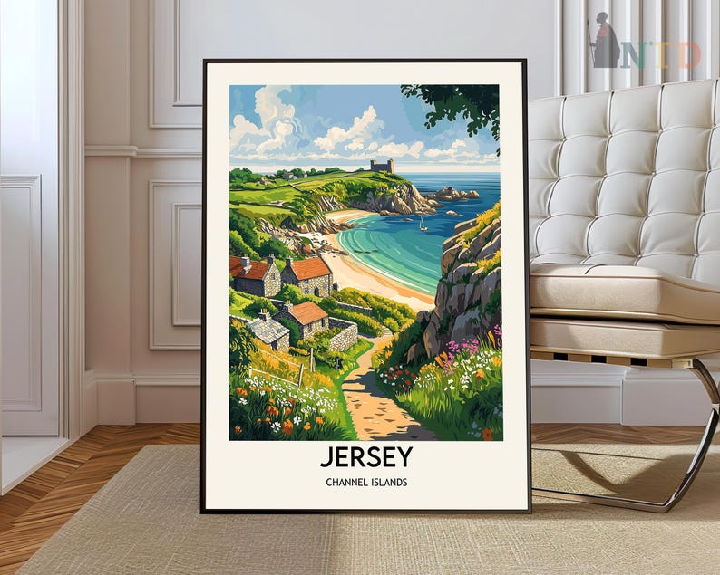 Pu&ograve; includere: Un poster vintage di viaggio con un'illustrazione colorata di una scena costiera a Jersey, Isole del Canale. Il poster raffigura un piccolo villaggio con case, una baia con una spiaggia e un castello su una collina. Il testo "Jersey, Isole del Canale" &egrave; stampato nella parte inferiore del poster.