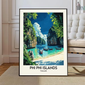 Puede incluir: Una impresión enmarcada de un paisaje tropical con exuberante vegetación verde, agua turquesa y varios barcos de cola larga. La impresión presenta el texto "Phi Phi Islands, Thailand".