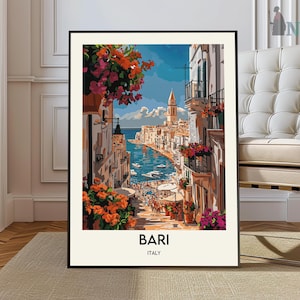 以下が含まれることがあります： イタリアのバリにあるカラフルな通りのシーンを描いた絵画。絵画は、建物の並ぶ狭い通りを描いており、遠くには水が見える。通りは人々や花でいっぱいである。