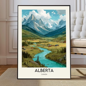 Puede incluir: Una impresión artística enmarcada de un paisaje montañoso en Alberta, Canadá. La obra presenta un río turquesa que serpentea por un valle, con montañas nevadas al fondo. La impresión tiene un marco negro y la palabra "ALBERTA" está impresa en la parte inferior.