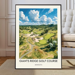 Może przedstawiać: Oprawiony pionowy wydruk artystyczny przedstawiający malowniczy krajobraz pola golfowego Giants Ridge w Minnesocie. Obraz ukazuje zielone pole golfowe z piaszczystymi bunkrami, pagórkowatym terenem i drzewami pod jasnoniebieskim niebem.
