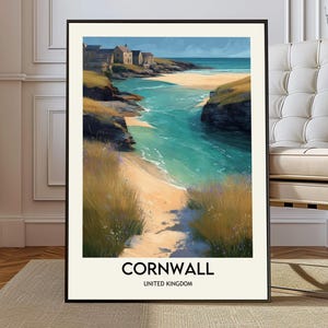 Puede incluir: Una impresión artística enmarcada que presenta un paisaje costero de Cornualles, Reino Unido. La obra de arte representa una playa de arena, agua turquesa y edificios en un acantilado. La palabra "CORNWALL" está impresa en negrita en la parte inferior, con "UNITED KINGDOM" debajo.