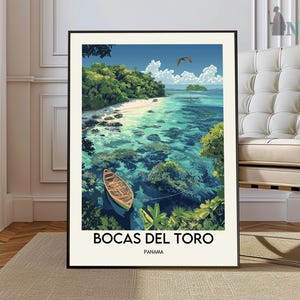Puede incluir: Un póster enmarcado que presenta una escena de playa tropical con agua turquesa, un pequeño bote y exuberante vegetación verde. El póster incluye el texto "Bocas del Toro, Panamá", ideal para decoración costera.