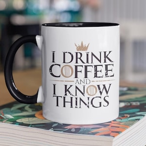 Tazza Da Caffè In Ceramica "Crows Before Hoes" - Ispirata A Game Of Thrones E Jon Snow - Design Su Entrambi I Lati - Mug-tastic - 4
