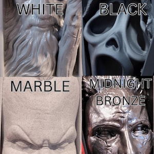 Pu&ograve; includere: Un collage di quattro immagini. In alto a sinistra, una scultura bianca strutturata. In alto a destra, una maschera nera. In basso a sinistra, una texture marmorea. In basso a destra, una maschera bronzo notte. Le parole WHITE, BLACK, MARBLE, MIDNIGHT BRONZE sono visibili.