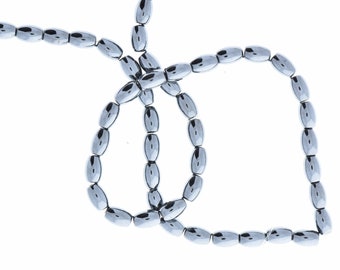 Peut inclure: Un brin de perles ovales argentées, disposées en forme de cercle lâche.