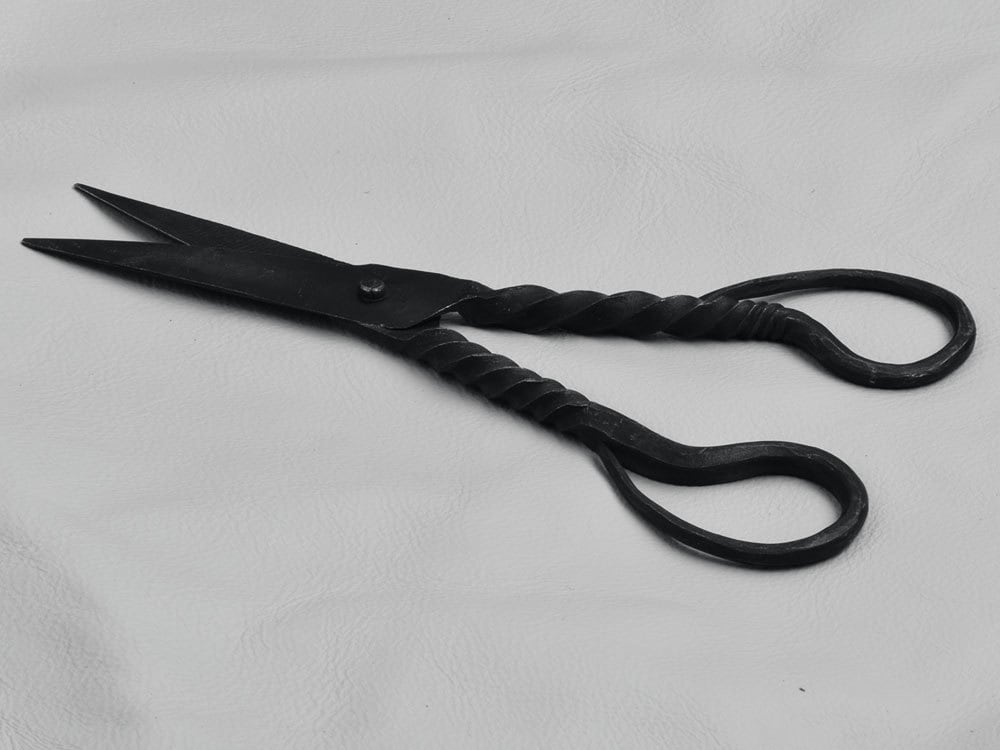 Hand Forged Antique Iron Yarn Snip Scissors - Functional Accessory -  MedieWorld