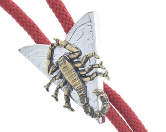 Scorpion Bolo Tie Lariat, cordino da 36" in nero, rosso, turchese o verde oliva, prodotto negli Stati Uniti, ciascuno