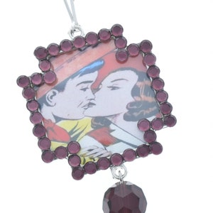 Vintage Kissing Cowgirl Art Kristallen hanger dieprood, hangerlijst, 48 mm, verpakking van 3&quot;
