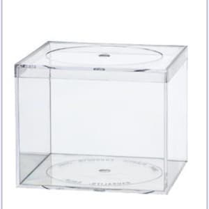 Peut inclure: Boîte carrée en plastique transparent avec un couvercle amovible. La boîte est vide.
